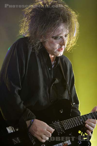 THE CURE - 2005-08-13 - SAINT MALO - Fort de St Pere - Robert James Smith